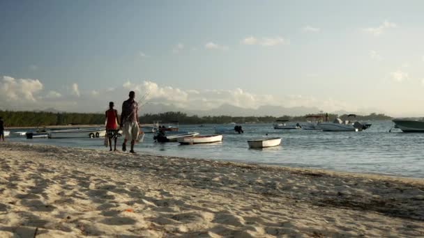 Pescadores Locais Mauricianos Caminhando Longo Praia Durante Hora Dourada Estática — Vídeo de Stock