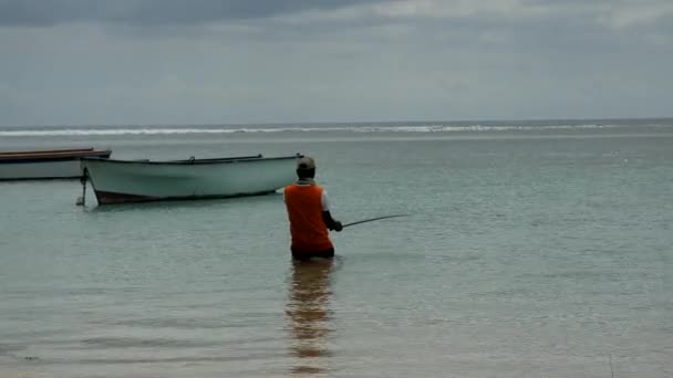 Native Mauritian Fisherman Standing Ocean Catching Fish Angle — Stock Video