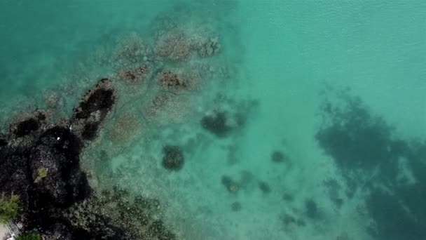 Ascending Aerial Birds Eye Shot Crystal Clear Ocean Water Rocks — Stock Video