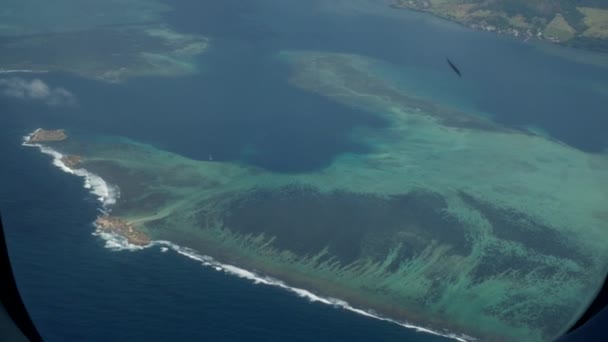 从美丽的莫里提斯岛天堂的飞机上俯冲而下 — 图库视频影像