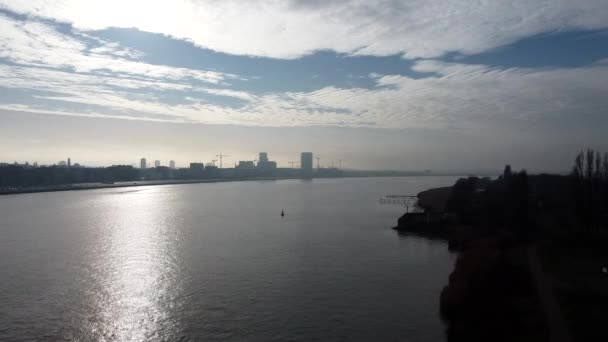 Lent Tir Aérien Avant Dessus Rivière Scheldt Avec Des Reflets — Video