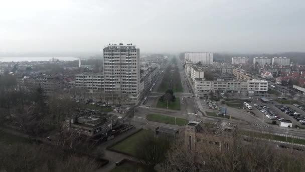 Vol Aérien Montrant Une Grande Tour Appartements Près Avenue Par — Video