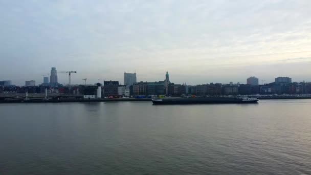 Internationaal Schip Scheldt Rivier Weg Naar Containerhaven Naast Antwerpstad — Stockvideo