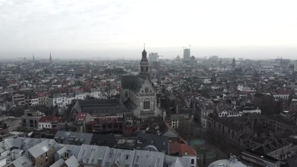 Langzame Luchtvlucht Boven Antwerpstad Richting Sint Pauluskathedraal Mistige Dag — Stockvideo