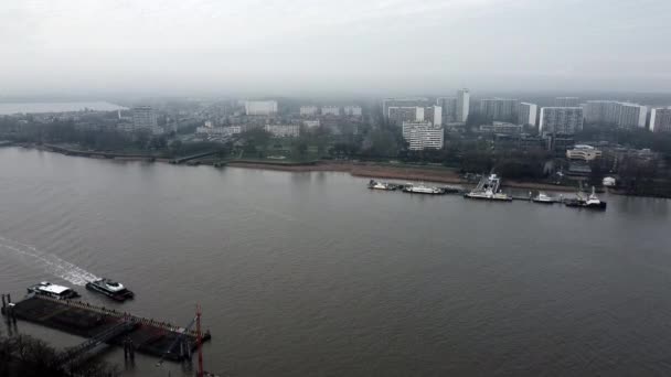 Descendiendo Disparo Aéreo Del Río Amberes Con Conducción Barcos Agua — Vídeo de stock