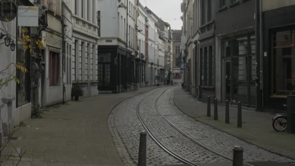 比利时老城区美丽的历史性地铁街倾斜拍摄 — 图库视频影像