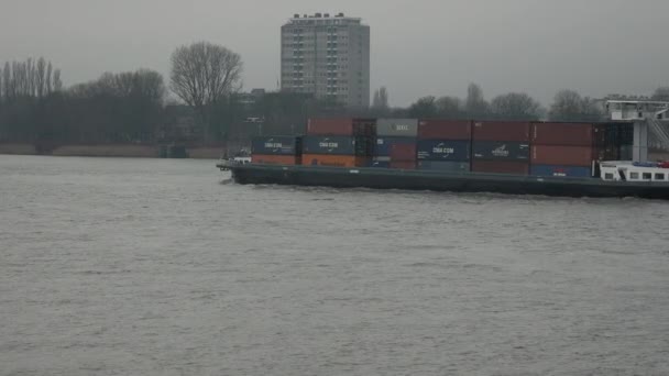 Frachtcontainerschiff Transportiert Fracht Auf Dem Fluss Weitschuss — Stockvideo