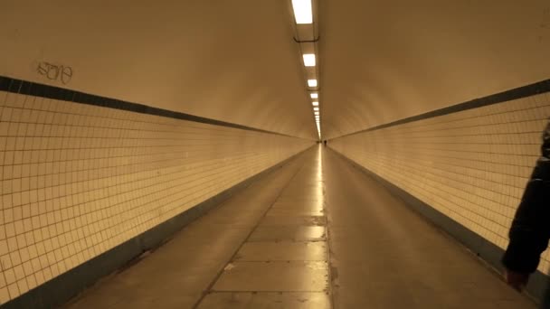 Tunneln Gångtunnel Som Förbinder Floden Schelds Två Stränder Antwerpen Belgien — Stockvideo