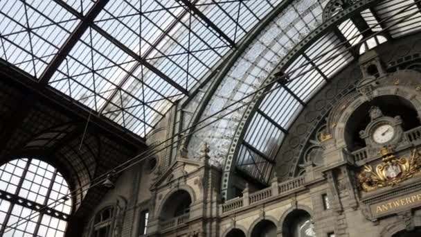 Pan Shot Della Storica Sala Della Stazione Ferroviaria Con Orologio — Video Stock