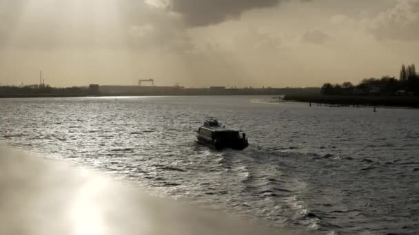 Szerokie Ujęcie Ukazujące Łódź Turystyczną Przepływającą Rzekę Podczas Zachodu Słońca — Wideo stockowe