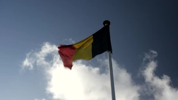 Rüzgarda Dalgalanan Belçika Bayrağının Statik Görüntüsü Bulutlar Arkadaki Mavi Gökyüzü — Stok video