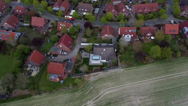 与农田交界的住宅区的空中小艇射击 — 图库视频影像