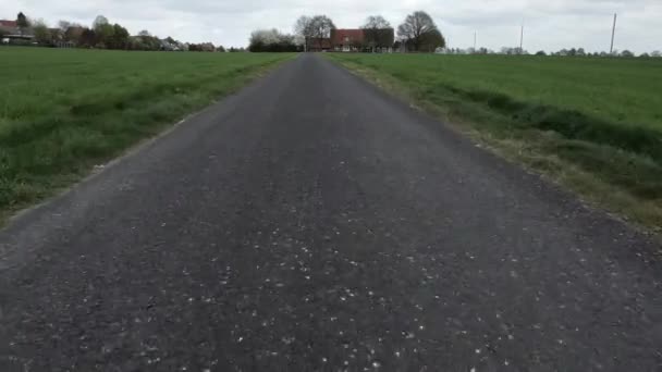 農業分野間の農村部の道路に沿って高速低空撮 — ストック動画