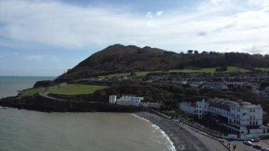 İrlanda 'daki Pebbled Beach' in arka planında Bray Head 'in gerçek zamanlı görüntüsü.