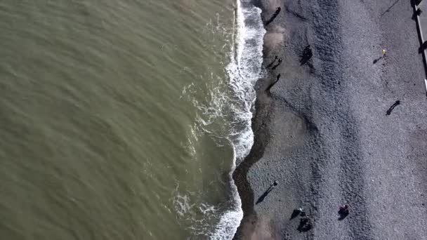 Zdjęcie Góry Dół Żwirowej Plaży Wody Oceanu Skał Podczas Pięknego — Wideo stockowe