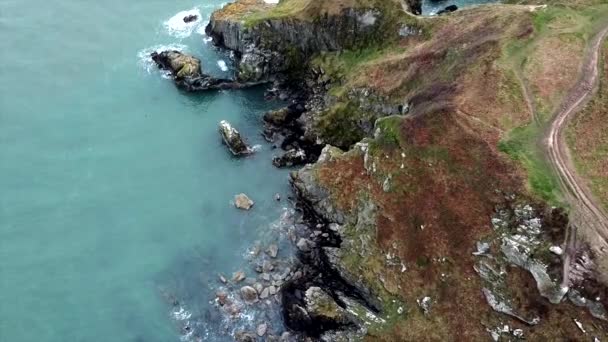 岩の谷の海岸線とアイルランドの石の海の海岸線にゆっくりと降下する4K Epic Airial — ストック動画
