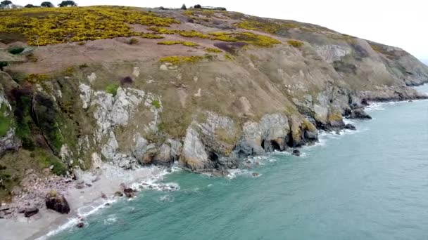 爱尔兰史诗般的爱尔兰悬崖峭壁和海滨石滩的空中前景 — 图库视频影像