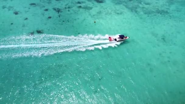 Steady Top Tiro Speedboat Equitação Com Alta Velocidade Belo Oceano — Vídeo de Stock