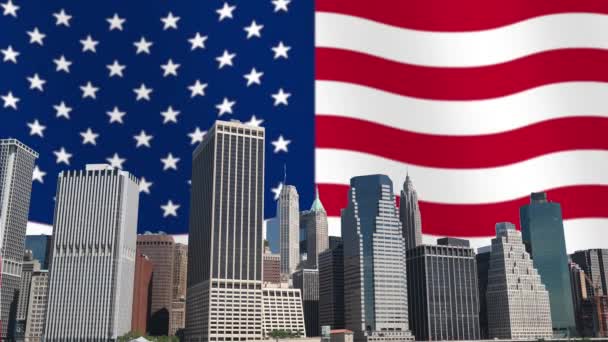 Σύγχρονη Cityscape Ορίζοντα Της Νέας Υόρκης Κυματίζει Αμερικανική Σημαία Στο — Αρχείο Βίντεο