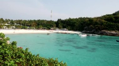 Güneşli bir günde Tayland 'daki Koh Racha Körfezi' nin güzel manzarası.