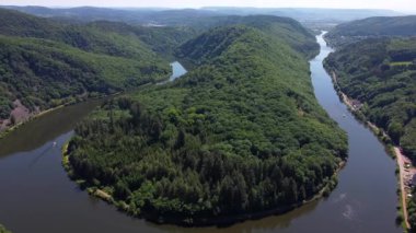 Güneşli bir günde Almanya 'daki Saar Loop nehrinin alçalan görüntüsü