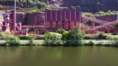 Arka planda Saar Nehri ve endüstriyel madencilik fabrikasının havadan çekimleri var.
