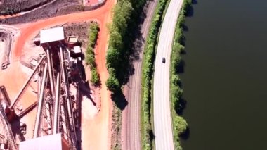 Saar Nehri ve taş ocağı fabrikası arasında giden arabanın üstü.
