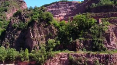 Almanya 'nın Alman şehrinde tren rayları ve dev kırmızı taş madencilik alanının havadan görüntüsü