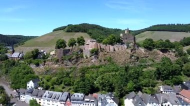 Tepedeki kale ve kilisenin ve arka plandaki üzüm bağlarının havadan çekimleri.