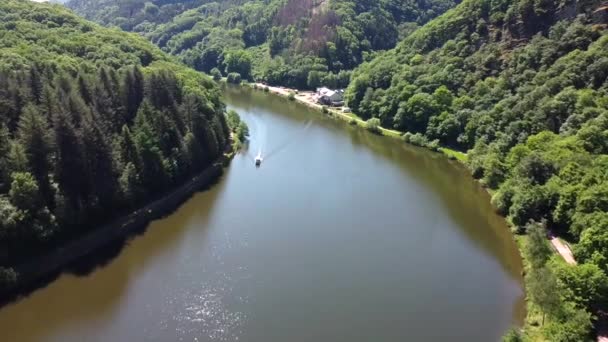 Vuelo Aéreo Que Muestra Curva Del Río Saar Con Barco — Vídeo de stock