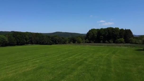 美しい景色の森と青空の空中風景を登る — ストック動画