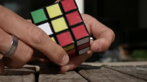 Disparo Manos Masculinas Tratando Resolver Cubo Rubik Metraje Macro — Vídeos de Stock