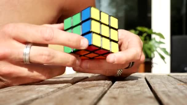 Närbild Bild Bild Manliga Händer Lösa Rubik Kub Pussel Utomhus — Stockvideo