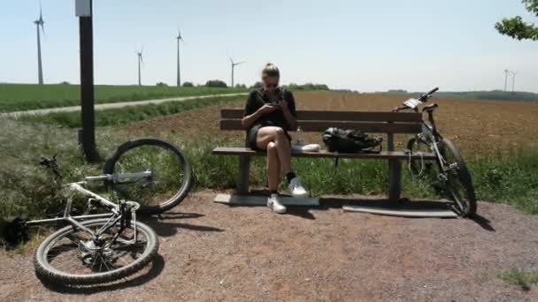 Hübsche Frau Checkt Smartphone Bei Mountainbike Übung Schönen Tag — Stockvideo