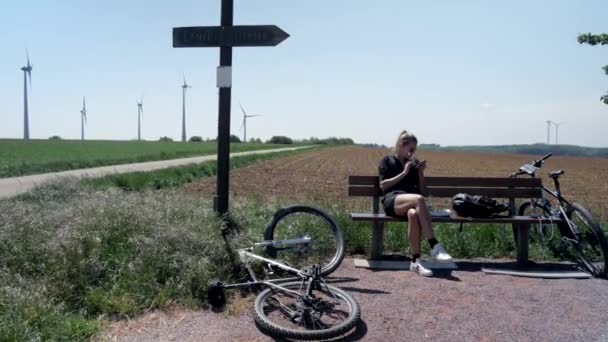 Jong Meisje Neemt Een Pauze Houten Bank Natuur Vermoeiende Fietstocht — Stockvideo