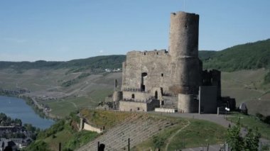 Vinyard 'ların ve Almanya' da Moselle nehrinin yanındaki tepedeki tarihi şato.