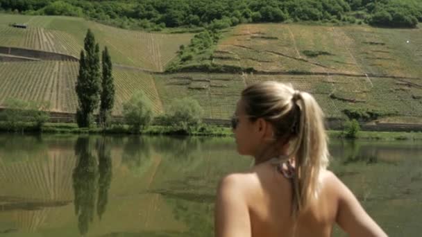 Hübsches Junges Mädchen Mit Sonnenbrille Genießt Das Wetter Mit Weinfeldern — Stockvideo