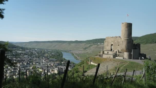 Famoso Castelo Vinhedos Acima Moselle Bernkastel Kues Alemanha — Vídeo de Stock