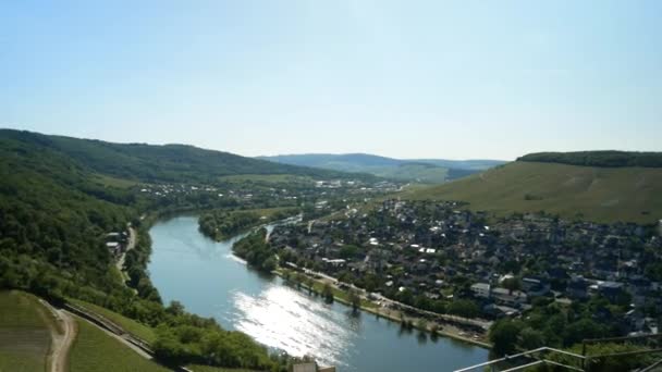 Vadideki Güzel Alman Köyünün Moselle Nehrinin Tepesindeki Ünlü Şatonun Çekimleri — Stok video