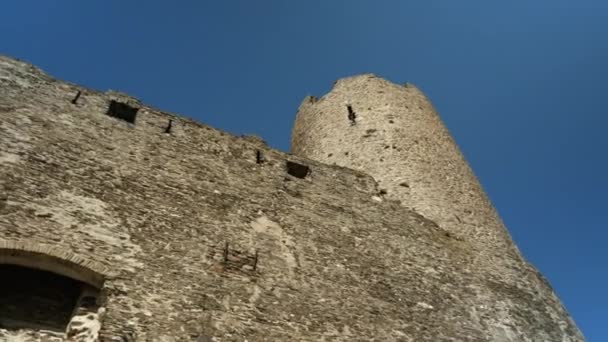 著名城堡塔楼的全景 旗子和美丽的景色笼罩着全村 — 图库视频影像