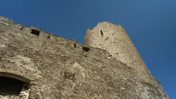 Pan Strzał Słynnej Wieży Zamkowej Flaga Wspaniały Widok Nad Wioską — Wideo stockowe