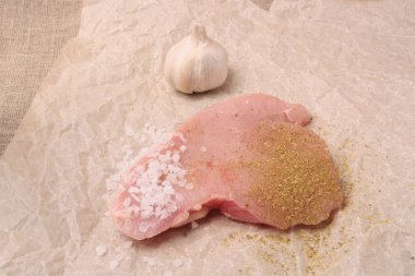 Dereotu ve kırmızı biber, tuz hazır gezmek için çiğ hindi biftek