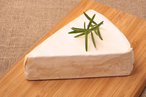 Umění pro sýru camembert brie dřevěný stůl — Stock fotografie