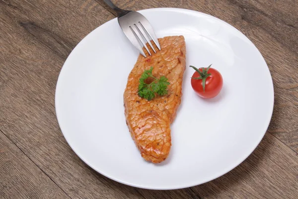 Steak de bœuf sur une planche de bois — Photo