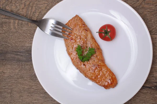 Steak de bœuf sur une planche de bois — Photo