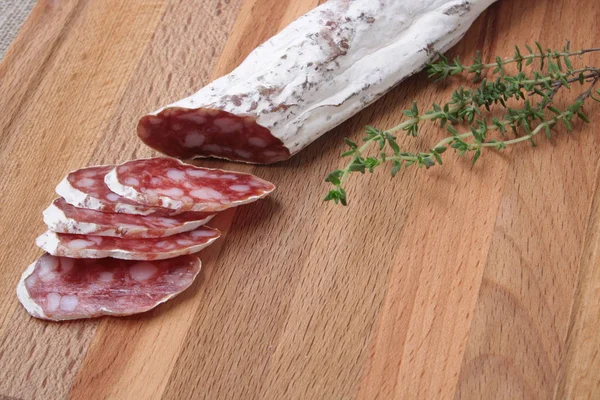 Salami, krojenie z tymiankiem na pokładzie — Zdjęcie stockowe