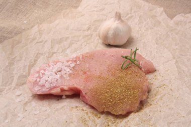 Dereotu ve kırmızı biber, tuz hazır gezmek için çiğ hindi biftek