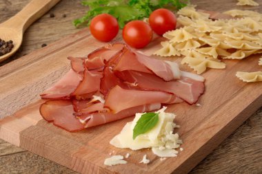 Farfalle makarna, pastırma ve parmesan