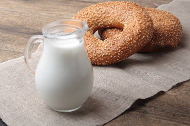 Susam ve süt ile simit