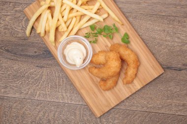 Kızarmış karides ve patates kızartması